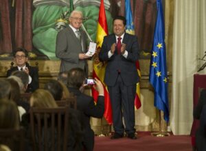 distinción a dionisio campos