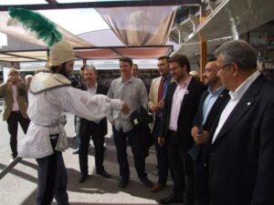 Vila-real ha celebrado el pregón de inaturación de la Feria del Libro de la localidad, a cargo de la compañía Visitants, y al que han asistido el alcalde y los regidores de la corporación municipal.
