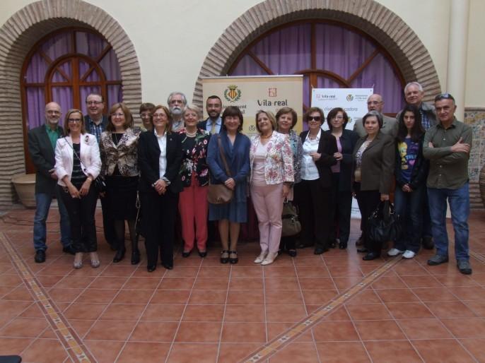 Vila-real ha homenajeado a los profesores y maestros jubilados en 2012 en un acto de reconomiento a su labor en los centros educativos del municipio. El acto, organizado por primera vez en el ayuntamiento, pretende dar las gracias a aquellos profesionales que durante años han estado formado alumnos en la ciudad. Un total de 15 profesores y maestros han asistido a este acto, que ha contado con la asistencia del inspector de Educación, Vicente Domenech, y en el cual el alcalde, José Benlloch, y la concejala de Educación, Rosario Royo, han hecho entrega a todos ellos de un libro con la historia de Vila-real.