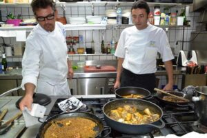 El chef en la cocina.