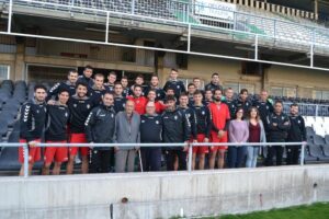Los jugadores del Castellón con el socio Enrique Arandes, de 93 años. FOTO: CD CASTELLÓN