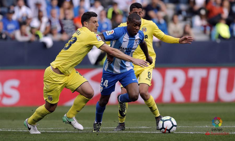 El central italiano Bonera pelea el balón con un futbolista del Málaga. FOTO: LALIGA