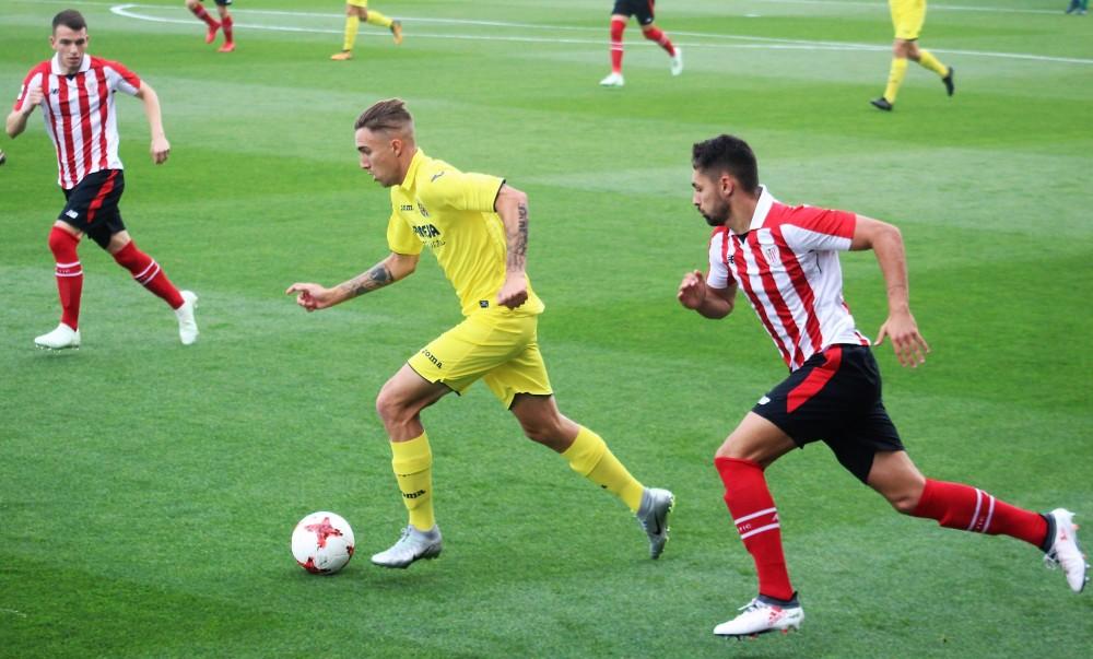Dario Poveda avanza hasta la portería del Bilbao Athletic.
