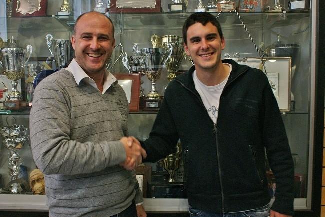 David Cruz y Salva Claramonte se dan la mano minutos después de alcanzar un acuerdo para el nombramiento de su cargo.