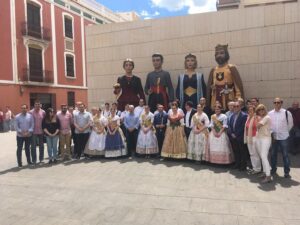 Dia 1 sant Pasqual - Junta, reina, dames i corporació municipal després de l'anuncia de festes en laPlaça de la Vila