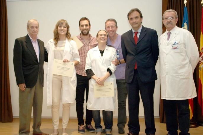 El doctor Simón en su último acto en el HUGCS, entregando el premio que lleva su nombre.