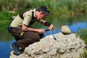 El-guarda-rural-Gonzalo-Juan-fotografia-excrements-de-llúdria