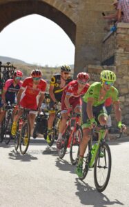 El pelotón entra por las calles de Peñíscola.