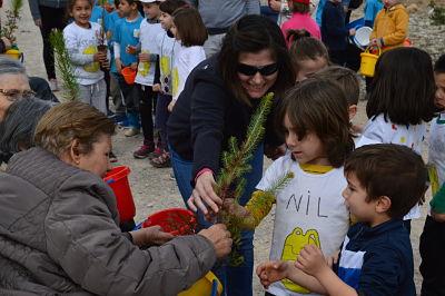 Els iaios entreguen els arbres als escolars 1