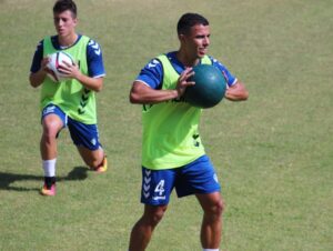 El defensa Enrique es uno de los cinco jugadores que han renovado por el Castellón.