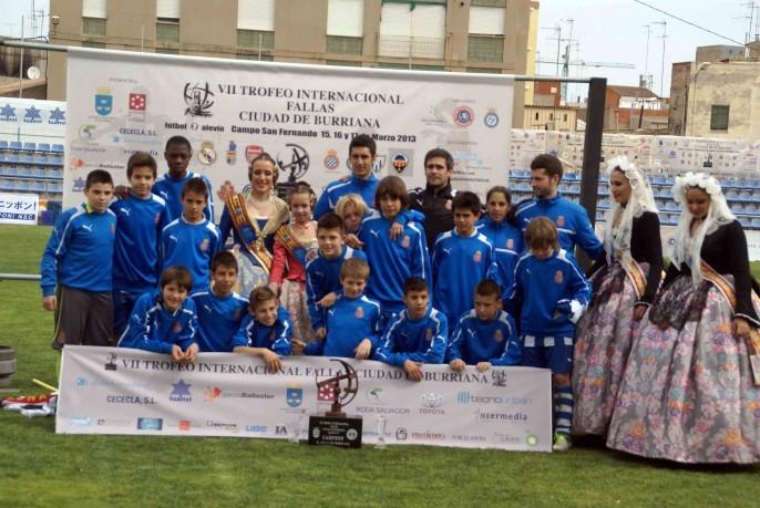 Los jugadores del alevín del Español celebran la consecución del título en el campo del Burriana.