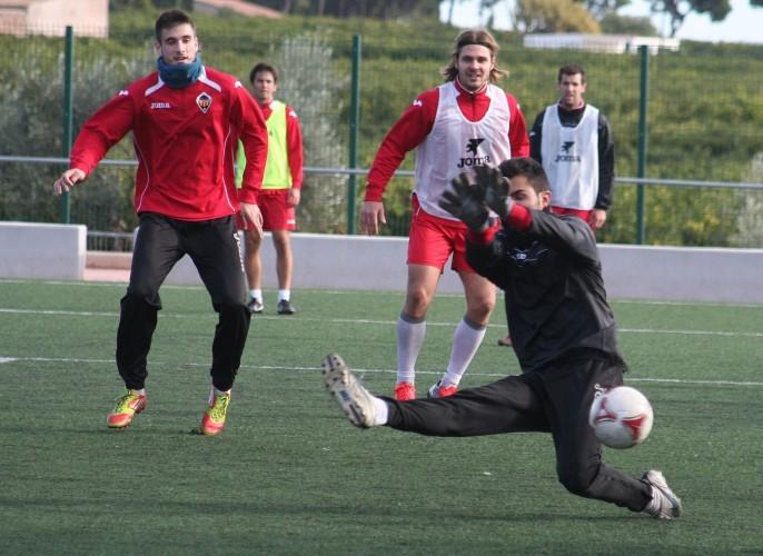 Marc Cosme sigue siendo duda para el partido del domingo contra el Catarroja en el estadio Castalia.