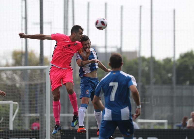 David Cubillas cabecea a la red el 0-1 en el campo del filial espanyolista. FOTO: RCD ESPANYOL
