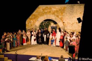 Espai de la representació de 'La Conquesta de Culla' i una part dels actors. Fotografia de Miki Puig