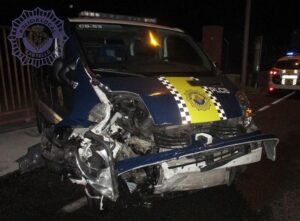 Estado del furgón policial tras el accidente 11-06-2016