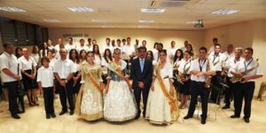El alcalde, la reina y las damas de su corte de honor, con la banda de música de Vall d’Alba.