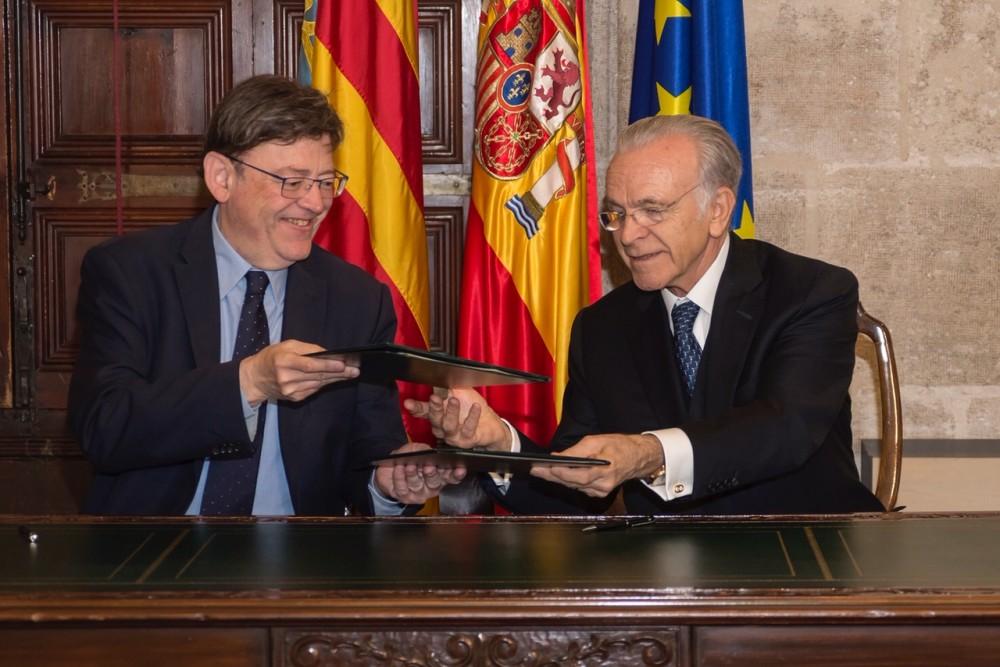 FOTO 2 Isidro Fainé y Ximo Puig durante la firma del convenio marco de Obra Social
