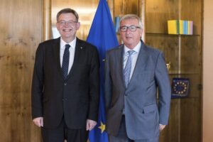 STR014 ESTRASBURGO (FRANCIA), 13/06/2017.- El presidente de la Generalitat valenciana, Ximo Puig (i) durante su encuentro con el presidente de la Comisión Europea, Jean-Claude Juncker (d) en el Parlamento Europeo en Estrasburgo, Francia hoy 13 de junio de 2017. EFE/Patrick Seeger