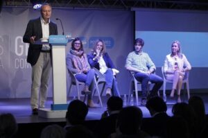 Fabra realiza la propuestas de educacion del PP