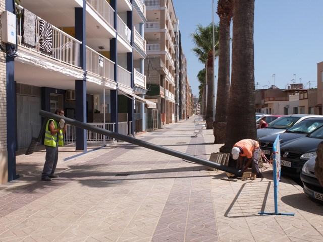 Instalación de nuevas farolas de leds en las playas de Nules. 21/07/2014. AYUNTAMIENTO DE NULES