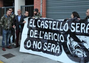 Algunos aficionados mostraron su solidaridad con el técnico Frank Castelló.