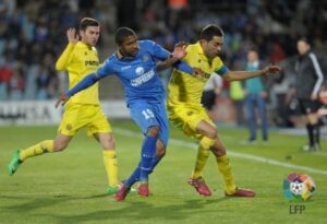 Moi Gómez y Bruno Soriano pugnan un balón con el local Sammir. FOTO: LFP.ES