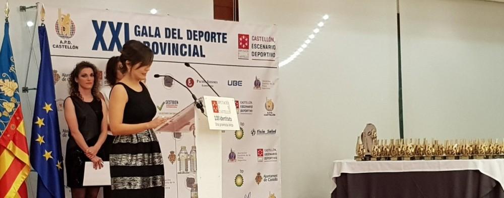 Luis Martínez, Marcos Senna, Yolanda Peris, Laia Cañes, Javier Moliner y Vicente Sales posan todos juntos. FOTO: VILLARREAL CF