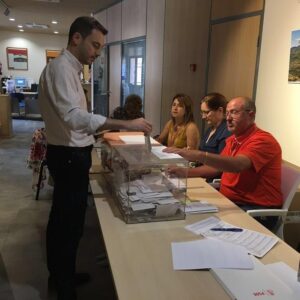 Huguet, alcalde de Onda, votando