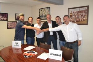 La firma del contrato Castellón-Hummel tuvo lugar este mediodía en Castalia.