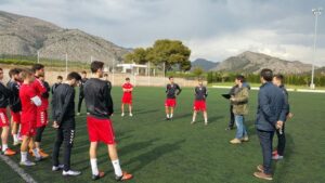El podólogo Guillermo Domingo habla con los chavales del Castellón B. FOTO: CD CASTELLÓN