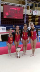 Las ganadoras posan con sus medallas y con la copa, en el pabellón vallisoletano.