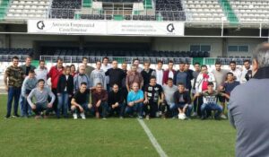 Integrantes de la Asociación AFDEM de Castellón, junto a los futbolistas del Castellón. FOTO: CD CASTELLÓN