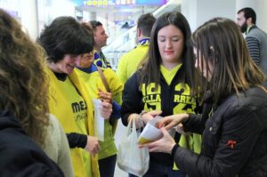 En el sobre de los aficionados del Villarreal estaba el billete de avión y la entrada a Anfield.