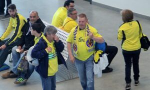 Los aficionados esperan el avión en el Aeropuerto.
