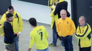 Los seguidores madrugaron para llegar al aeropuerto.