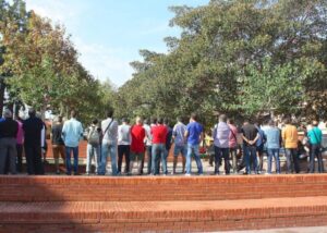 Manifestantes de espaldas.