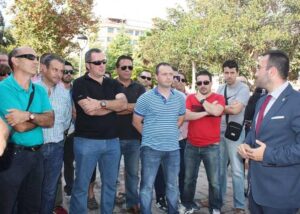 José Benlloch charlando con los protestantes