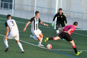 El central juvenil Álvaro Gómez estuvo espectacular en defensa.