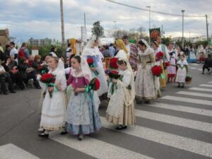 Las collas de la ciudad también participan en la celebración.