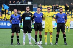 Los capitanes y el trío arbitral, antes del partido.