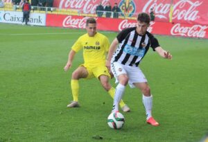 Luismi Ruiz es presionado por el lateral local Javi Maldonado.