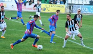 Partido muy disputado en el terreno de juego entre dos buenos equipos.