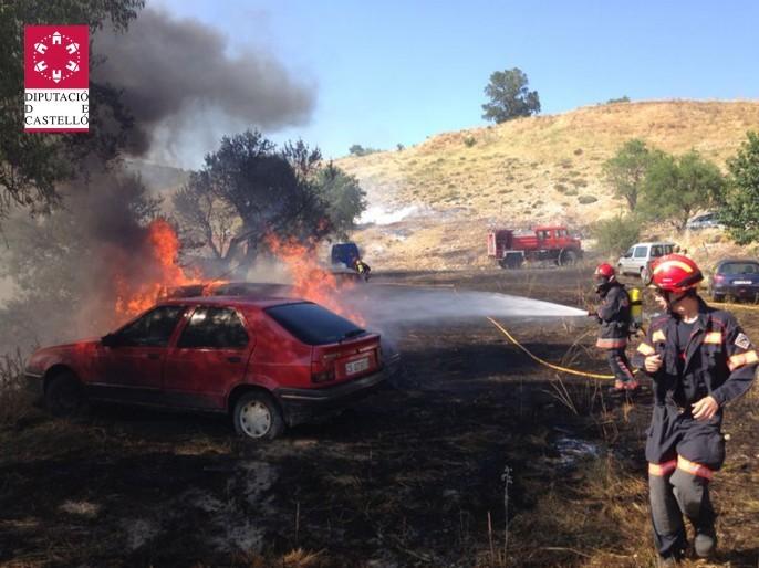 Los bomberos del Consorcio Provincial de Castellón han estado trabajando en la extinción de un incendio en Morella que ha afectado a ocho vehículos que se encontraban en la zona de aparcamiento del Aplec. El incendio ha quemado totalmente 5 coches y 3 de forma parcial. Según fuentes del Consorcio, no hay personas heridas ni en peligro. La única víctima ha sido un perro que ha fallecido en una furgoneta. El incendio está controlado gracias a la movilización de dos dotaciones del parque de Bomberos de Els Ports y otras dos del Baix Maestrat (Benicarló). También se ha desplazado hasta Morella una brigada de emergencia. En total se han movilizado 18 efectivos.  