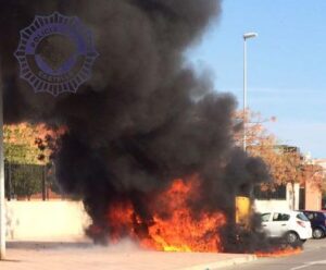 Incendio furgoneta en calle Río Esca 12-03-17 1