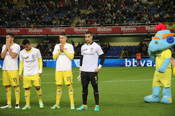 Inicio del partido entre el Villarreal y la Real.