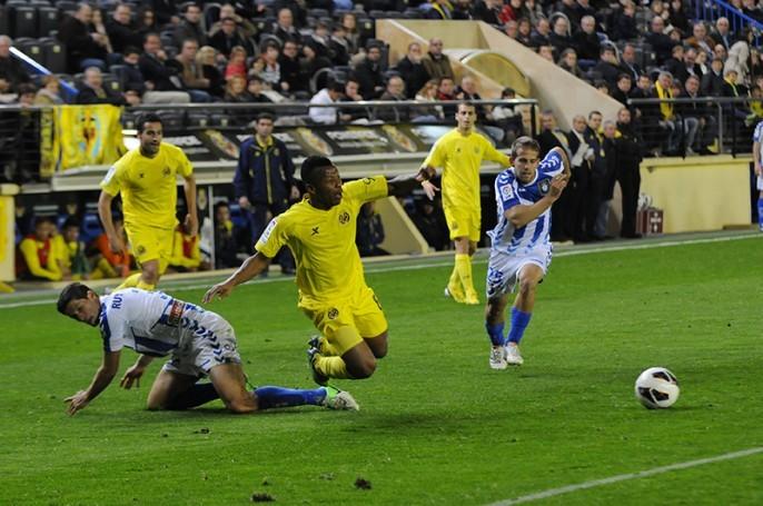 Los jugadores y el entrenador del Villarreal se han vuelto a quejar del arbitraje recibido ante el Recreativo. FOTO: JOSÉ SALLA