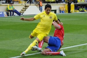 El delantero mexicano Javier Aquino intenta una penetración en el área del Numancia. FOTO: JOSÉ SALLA