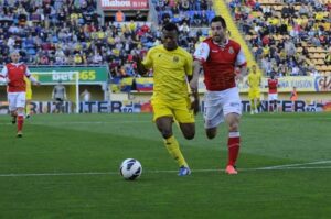 Uche lideró el ataque del Villarreal ante el Racing de Santander en El Madrigal. FOTO: JOSÉ SALLA