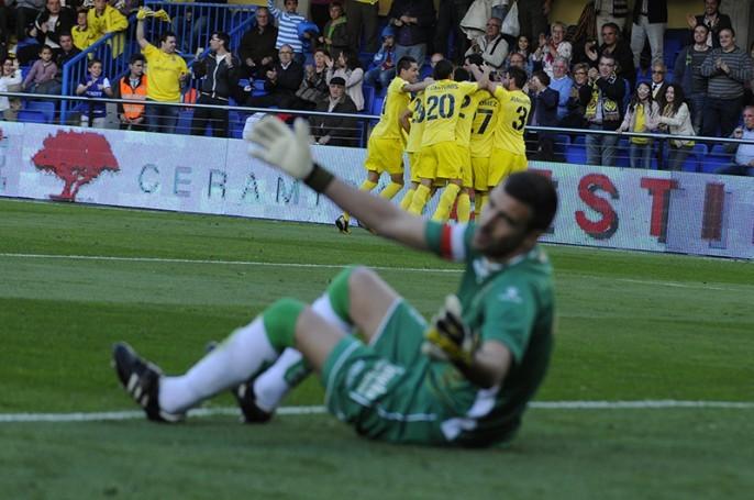 El Villarreal sufrió, pero acabó doblegando al Racing por la mínima en El Madrigal. FOTO: JOSÉ SALLA