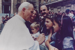 Juan Pablo II con Jorge Fuyentes y su familia.